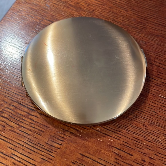 Vintage gold pressed powder compact with mirror - Picture 4 of 5